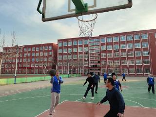 临沂汪沟一中和汪沟小学举行“迎新年 庆元旦”教职工篮球友谊赛