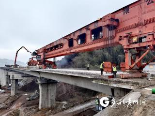 盘兴铁路2标段箱梁架设任务顺利完成