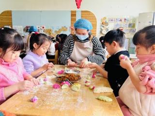 淄博市淄川区实验幼儿园开展“饺香情浓，喜迎新年”亲子包水饺活动