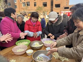 上饶银行铅山支行联合社区开展圆圆粿制作活动