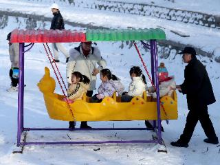 北京市属公园冰雪游园会开门迎客