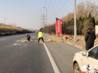 德州公路城区分中心及时清理路面漏洒