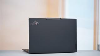 联想ThinkPad X1 Carbon Aura AI 2025评测：酷睿Ultra 200V颠覆商务本！不止能办公