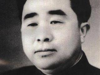 他曾任宁夏军区司令员，59岁被降职，儿子是中将，官至武警副司令