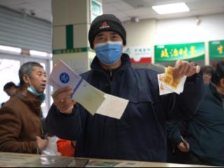 威海《乙巳年》蛇年生肖纪念邮票首发日，人气火爆