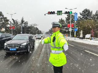 威海暴雪肆虐，交警“雪”中送暖，坚守岗位保畅通