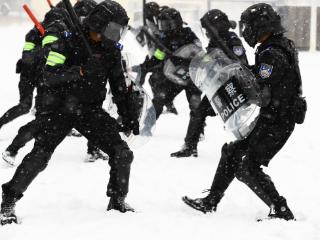 风雪无阻意志如钢，威海特警极寒挑战展英姿