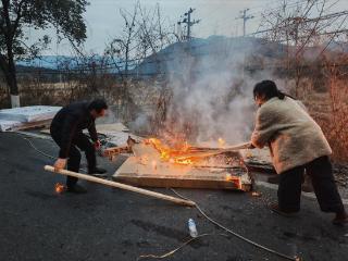 货车起火燃眉急 高效救火暖人心