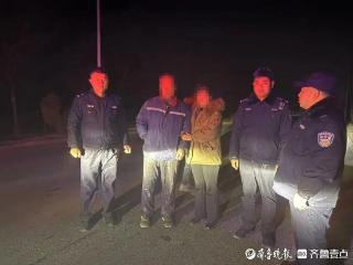 巨野民警深夜救助醉酒男子 情暖冬日警暖民心