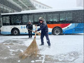 荣成公交集团：风雪无阻战严寒，雪中坚守保平安