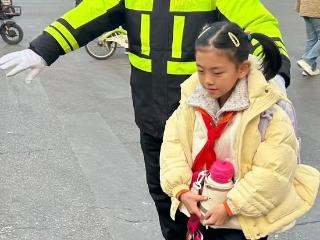 临沂第四实验小学“警校家”多方共建护学通道