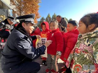 枣庄市公安局山亭分局城头派出所：萌娃“探”警营 解密别样“警”彩