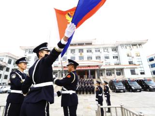 威海市公安局特巡警支队举行升警旗仪式，隆重庆祝 “警察节”