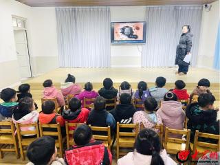 鄄城县彭楼镇舜王城幼儿园开展“观看红色电影，传承红色精神”红色主题观影活动