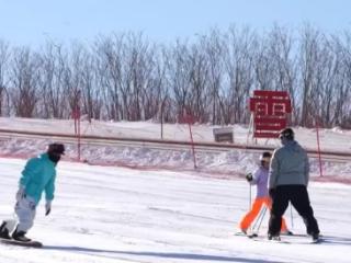 冰雪消费热潮涌动 多地打造冰雪经济新亮点