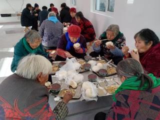 济南市莱芜区雪野街道东站村：黄河大集“浓情腊八 温暖老人”腊八节志愿服务活动