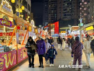 青云路步行街：夜间年味浓，新年消费热