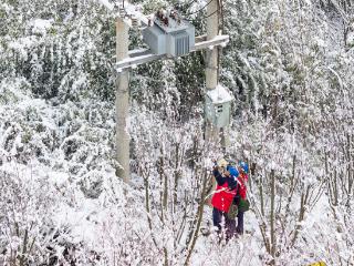 踏雪巡线 力保居民冬日用电安全