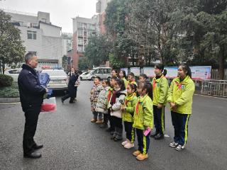 习水二小：警心暖学梦 童意敬蓝盾