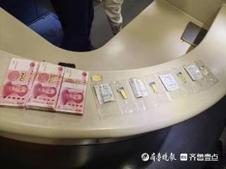 乘客下车了落下240克金条和3万元现金！列车长迅速物归原主