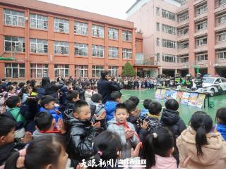 南明交警走进南明小学 开展寒假前交通安全宣传活动