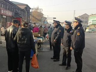 济南市莱芜区苗山镇：城管进社区走进苗山大集 助力“门前五包”