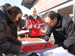 京涿两地书法家义务为群众写春联送祝福