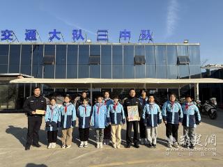 洪山区小学生“探秘”警务一线 送上节日惊喜祝福