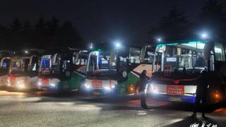 青岛城运西海岸交发集团“学子返乡直通车”护航3000余名学生回家过年