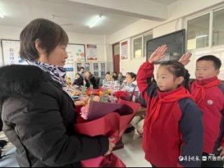 东昌府区嘉明实验小学举办退休教师许红霞荣休仪式