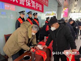 墨香送福，温暖启程！春运首日，烟台火车站让旅客带“福”回家