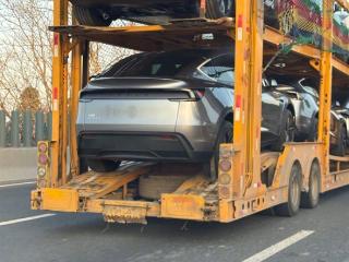 网友偶遇一板车焕新特斯拉Model Y：疑是发运门店做展车