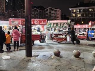 小8跑街丨大兴东路永全路口大批流动餐车摆摊占道 严重影响通行