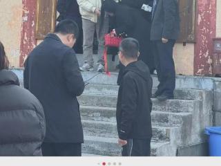 开眼了！李湘带着王诗龄去拜财神，网友:财神应该拜她吧？