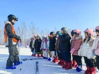 长白山中小学生组团上冰雪 享受踏冰逐雪的欢乐时光