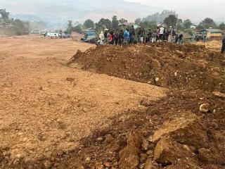 缅甸一矿区泥湖崩塌决堤引发泥石流 已致32人死亡