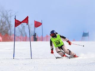 延吉市第二届中小学高山滑雪比赛开赛