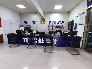 八旬老人不慎走失 金关派出所民警寒夜将其找回