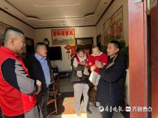 鄄城农商银行什集支行新春送福，墨香春联暖人心