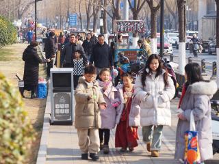 寒冬天气似暖春，市民游客乐享冬日惬意时光