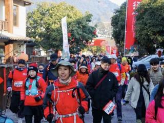 杭州径山举行三千游客登高望远活动