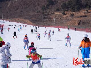 秦皇岛市举办冰雪运动“三进”暨职工滑雪体验活动