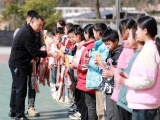 融安：山区小学期末发土猪肉奖励学生