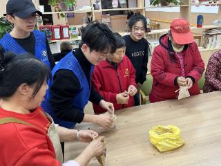 聊城大学药学与食品工程学院举办“香囊递爱 温情桑榆”社区实践活动