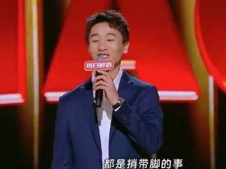 韦世豪亮相脱口秀！爆笑调侃：踢门将踢裁判都是捎带脚的事儿