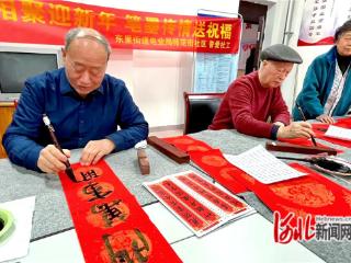 石家庄市桥西区：挥毫泼墨迎新年 书写春联喜气浓