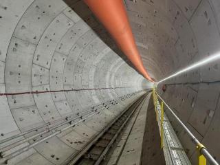 “轨道上的京津冀”建设再提速 京雄快线北京段盾构区间双线贯通