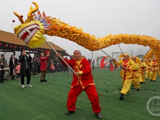 “村晚”好闹热 乡村年味浓