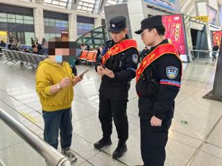 天津铁路公安处特警队员帮助旅客找回遗失手机 扫码阅读手机版