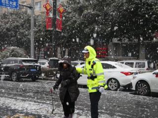 全省公安交管部门全力应对新年首轮雨雪寒潮天气